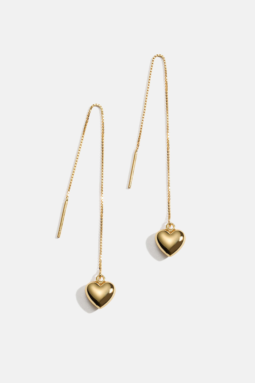 18k kullalla kullatusta aidosta hopeasta valmistetut ketjukorvakorut, joissa on täytetty sydän