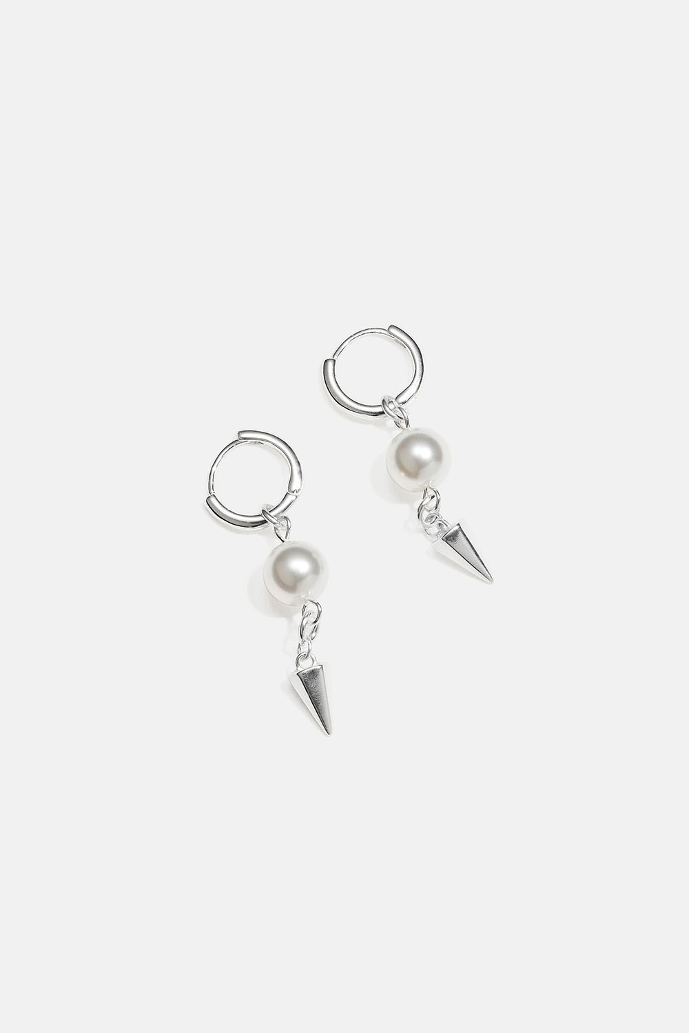 Pienet aidot hopeakorvarenkaat, joissa riippuvia helmiä ja niittejä