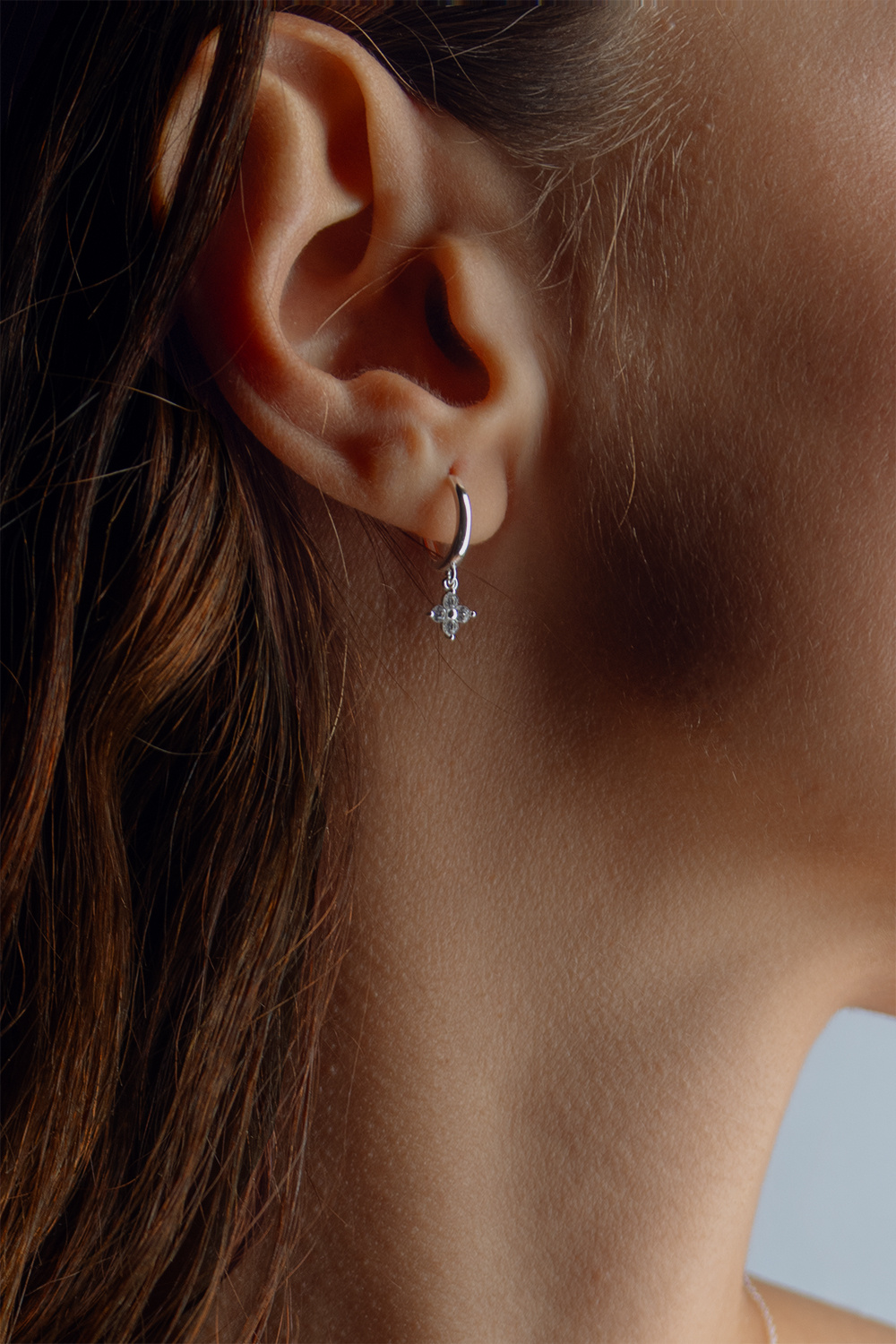 Aidot hopeakorvarenkaat, joissa on Cubic zirkonia -riipukset