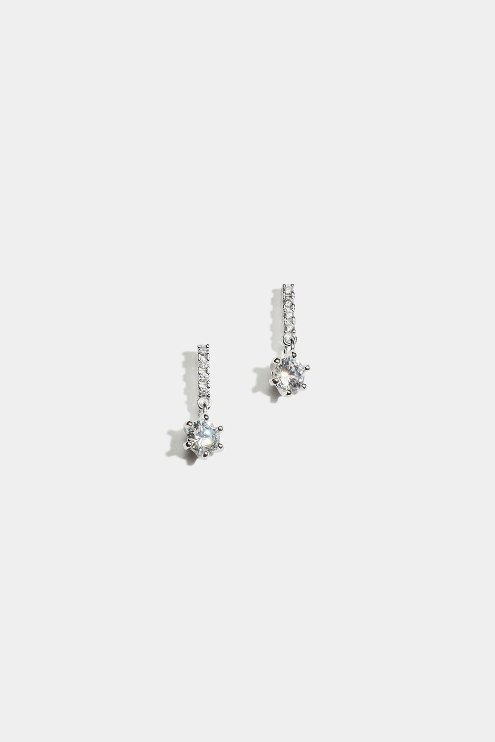 Aidosta hopeasta valmistetut korvakorut tangolla ja pyöreällä Cubic Zirconia -kiviriipuksella