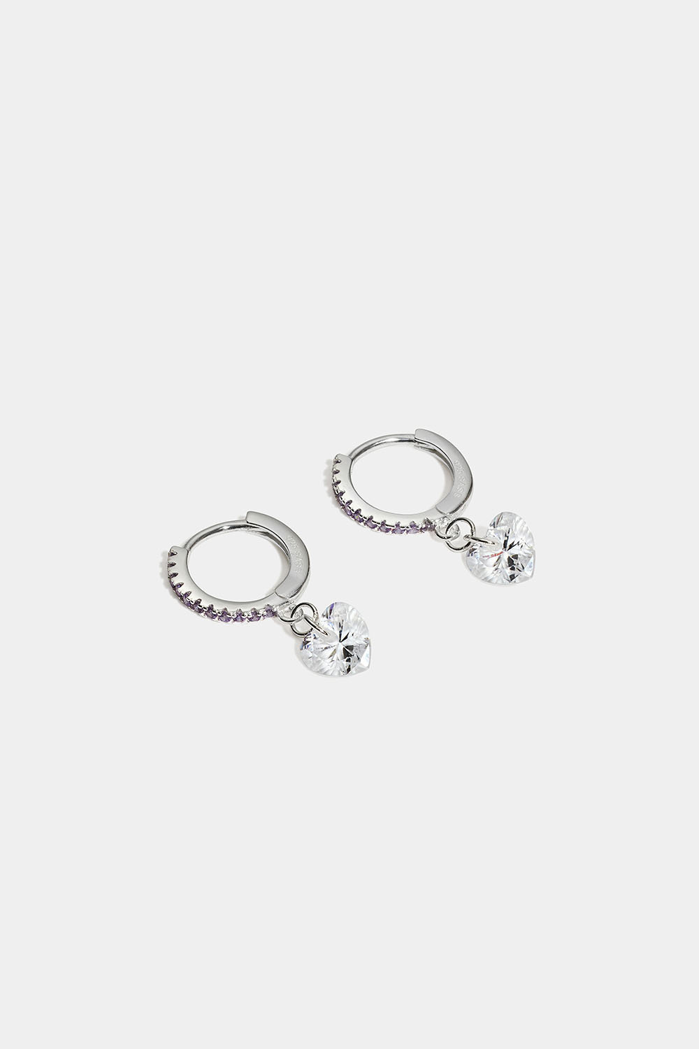Aito hopeakorvarenkaat, joissa Cubic Zirconia -sydämiä