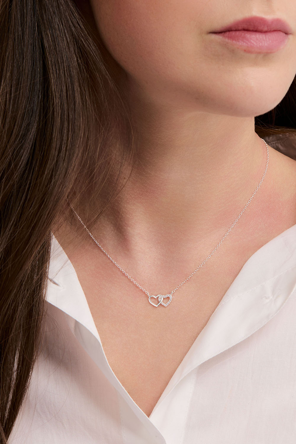 Aito hopeakaulakoru, jossa kaksi sydäntä
