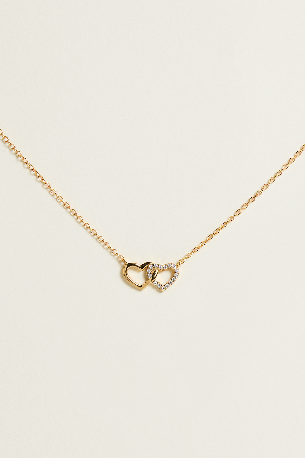 Kaulakoru, jossa 18 karaatin kultaus ja kaksi sydäntä.