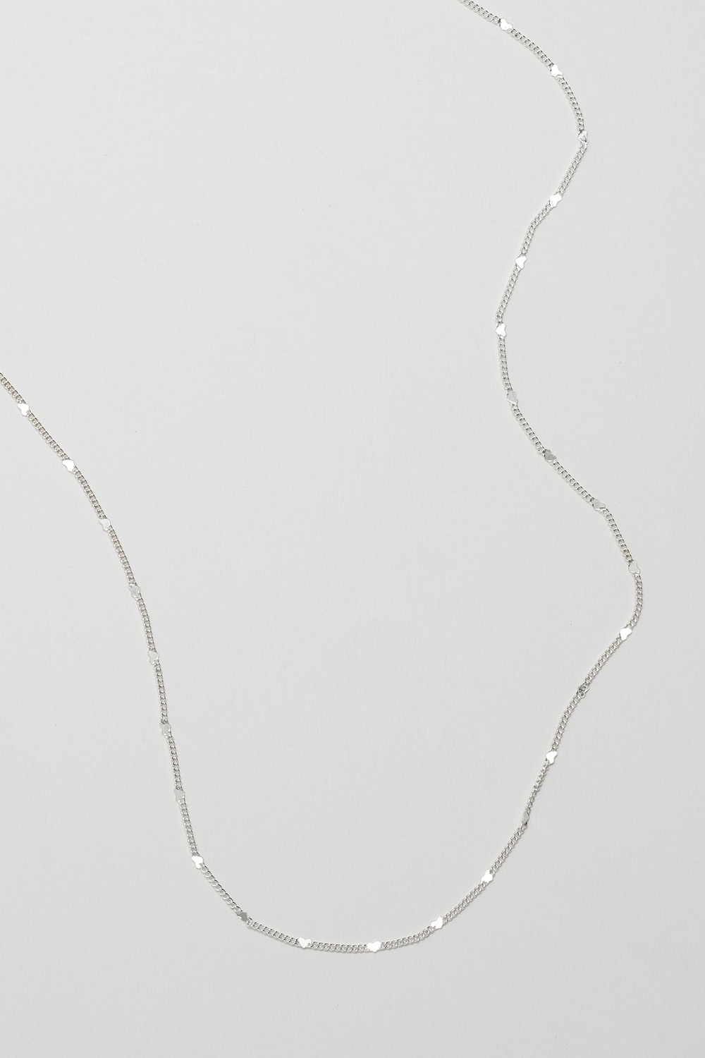 Aito hopeakaulakoru, jossa pieni sydän