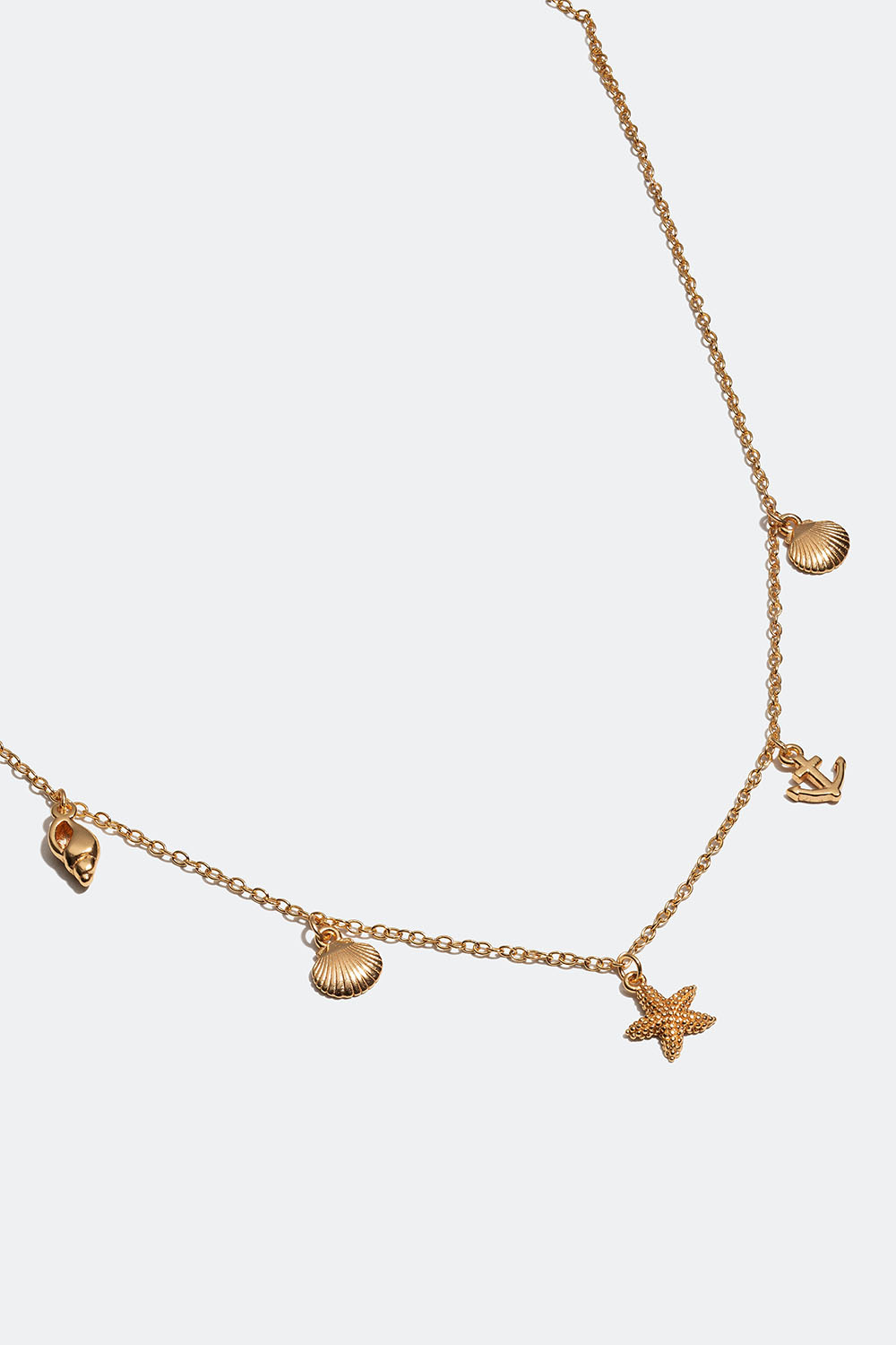 Kaulakoru 18k kullattua hopeaa, jossa on simpukoita, meritähti ja ankkuri.