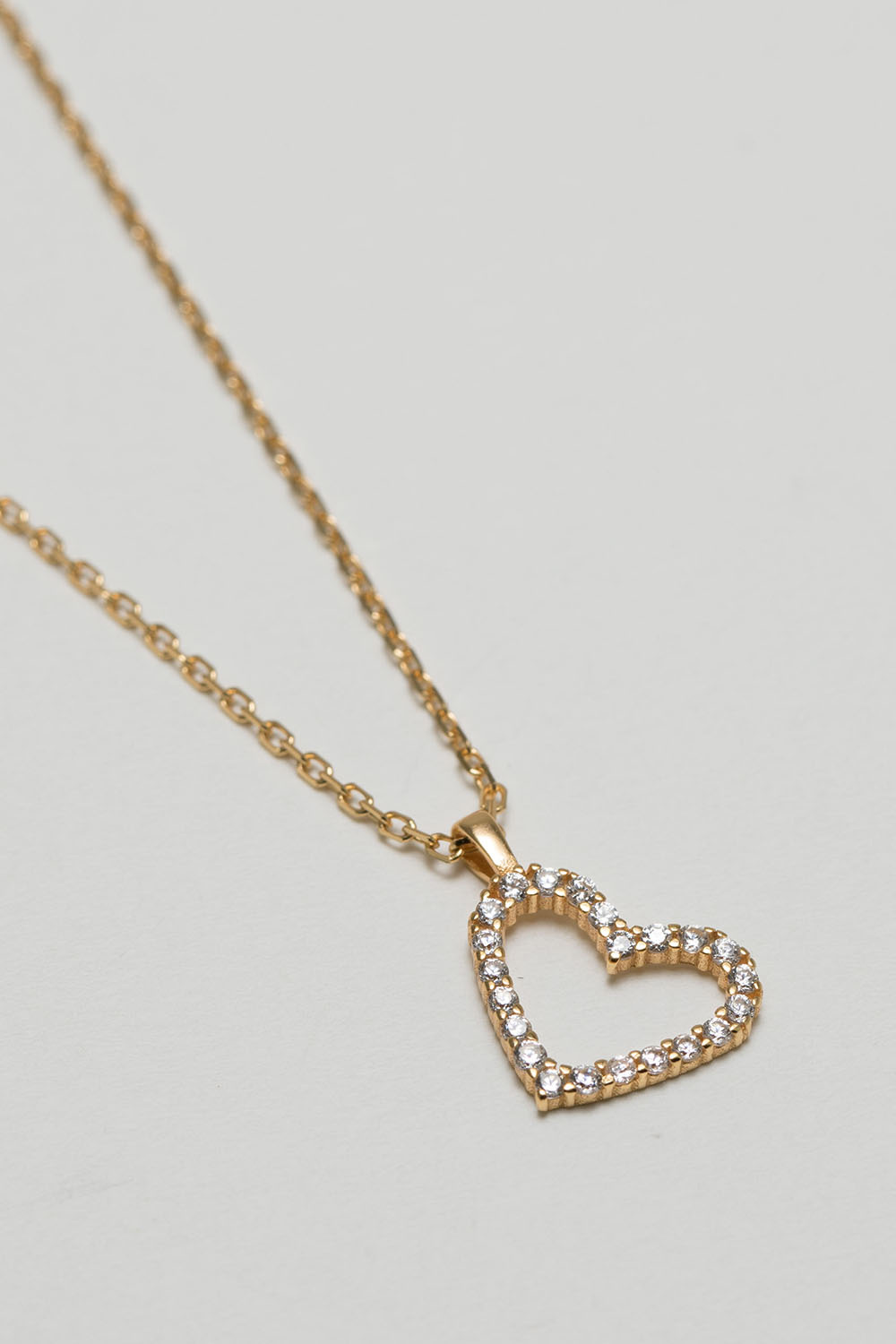 Aidosta 18k kullatusta hopeasta valmistettu kaulakoru, jossa sydänriipus ja pieniä Cubic zirconia -kiviä