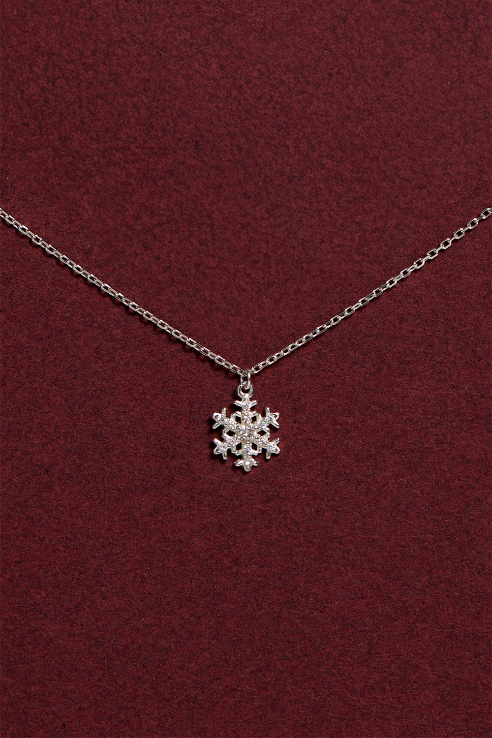 Aito hopeakaulakoru, jossa lumihiutale ja Cubic zirconia -kiviä