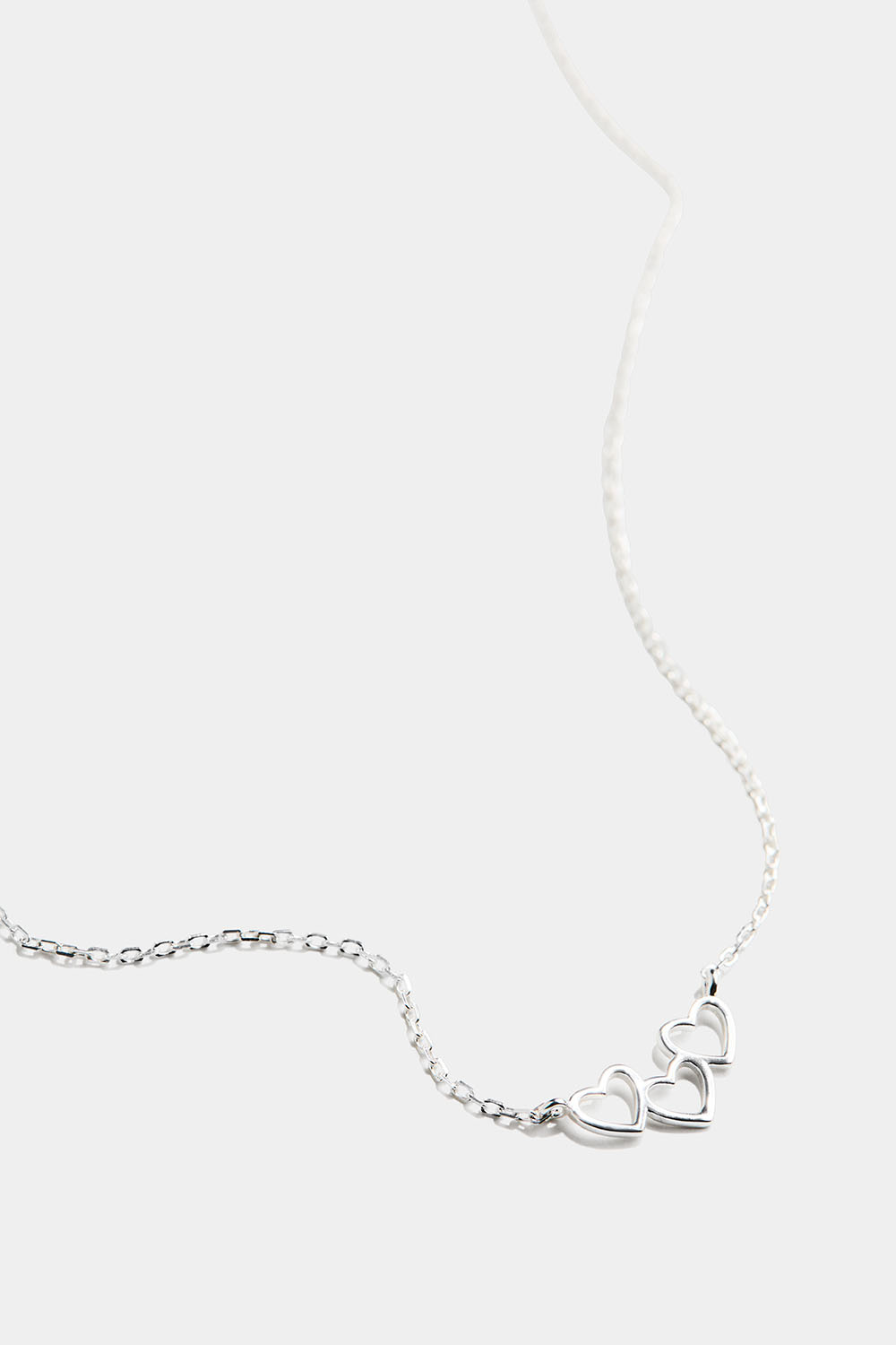 Aito hopeakaulakoru, jossa kolme sydän