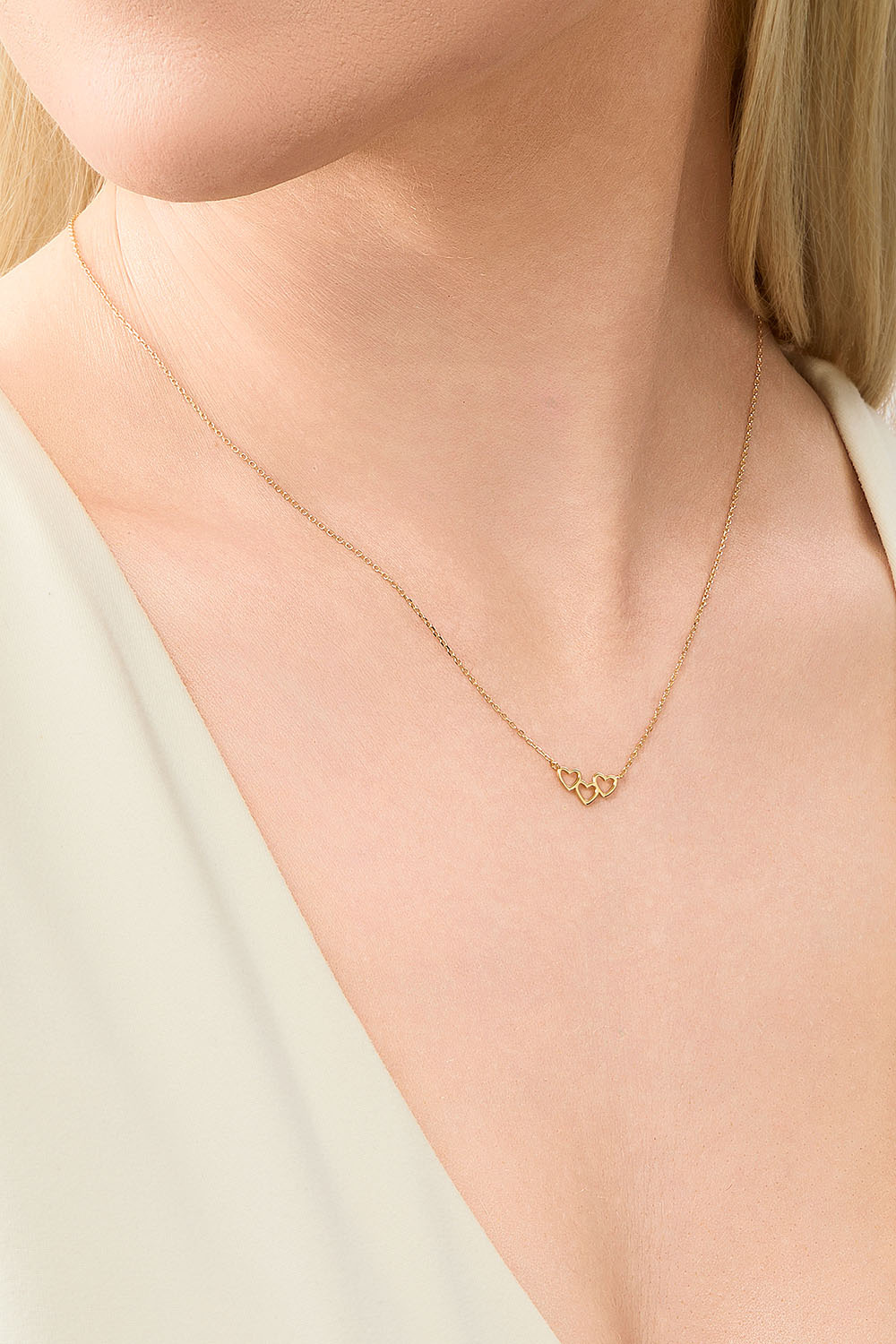 18k kullatusta hopeasta valmistettu kaulakoru, jossa on kolme sydäntä