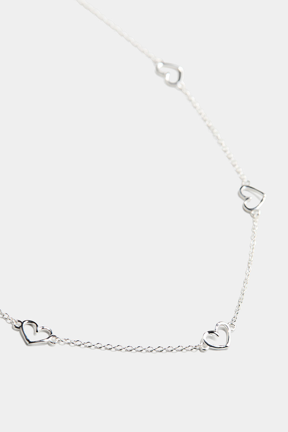Aito hopeakaulakoru, jossa viisi sydäntä