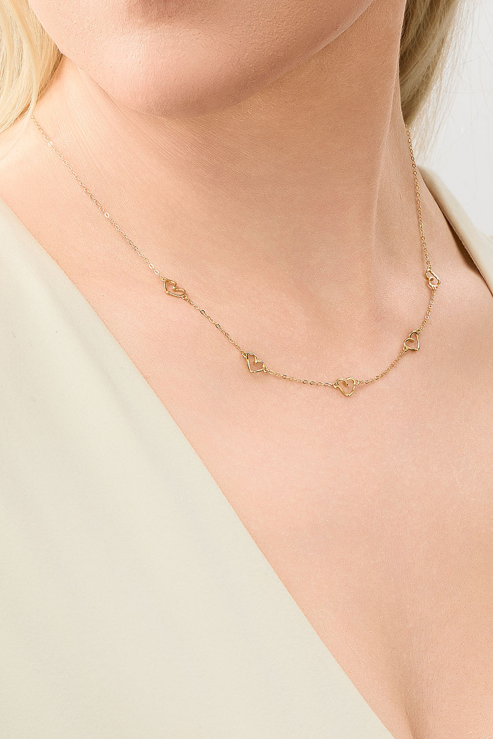 18k kullatusta hopeasta valmistettu kaulakoru, jossa on viisi sydäntä