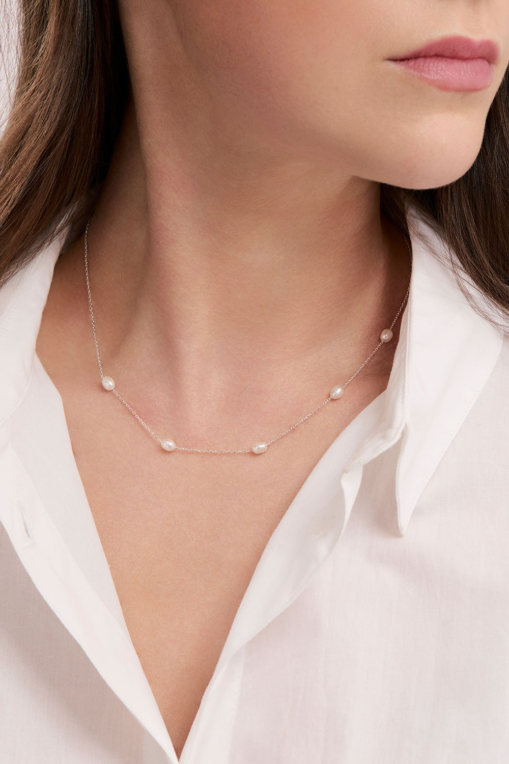 Aito hopeakaulakoru, jossa soikeita helmiä