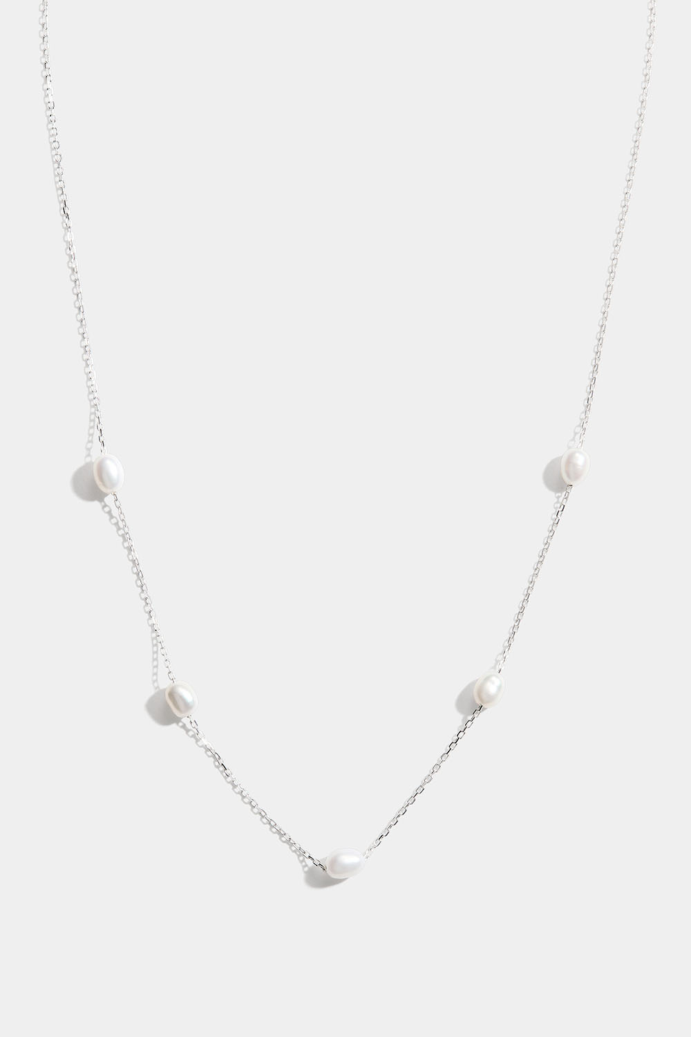 Aito hopeakaulakoru, jossa soikeita helmiä