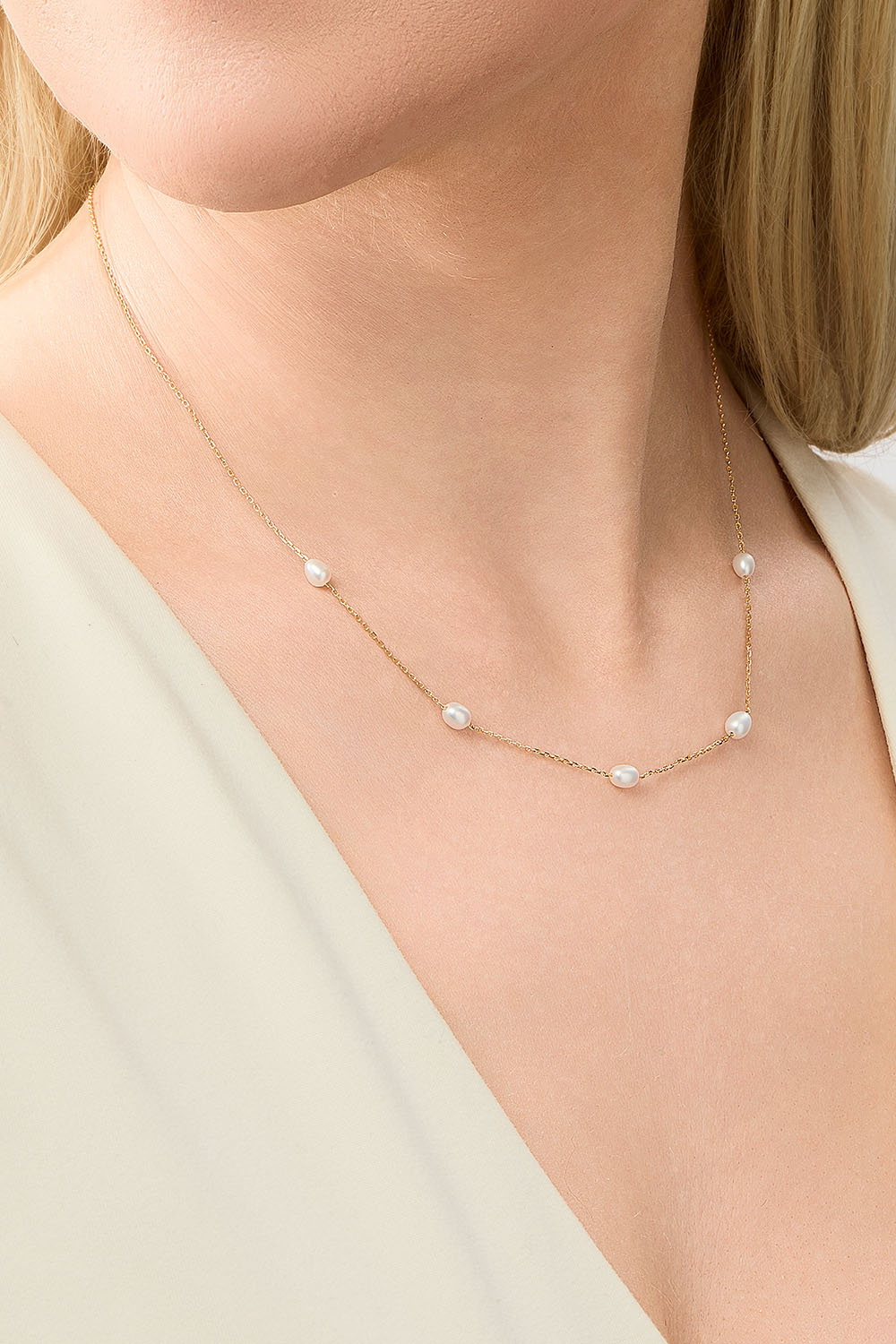 Aito 18k kullattu hopeakaulakoru, jossa makeanvedenhelmiä.