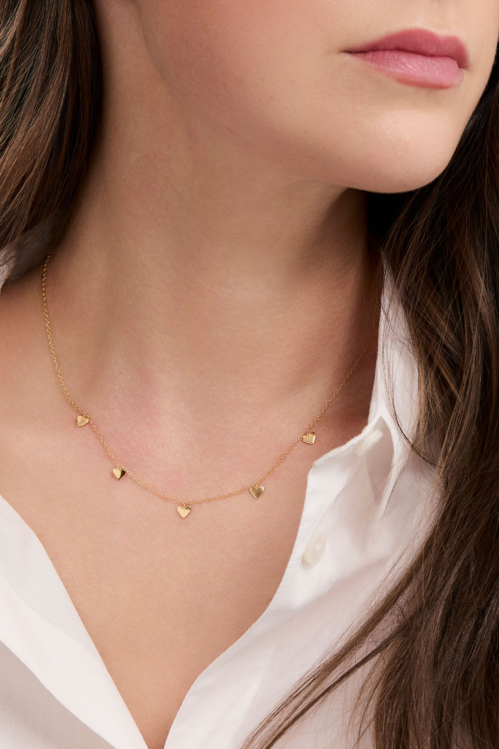 18k kullattu kaulakoru, jossa riippuvia sydämiä