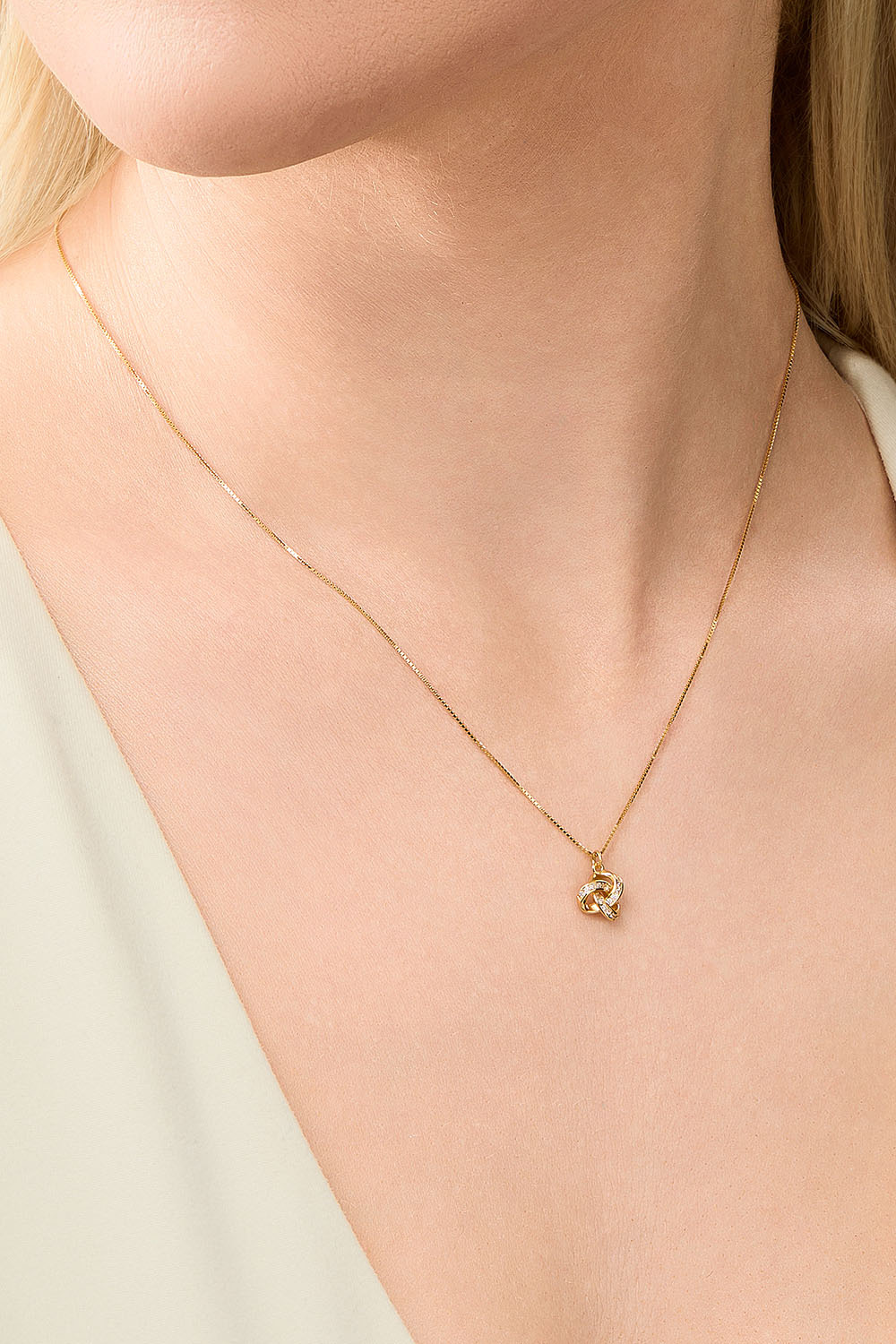 Kaulakoru kullatusta hopeasta solmuriipuksella ja kivillä