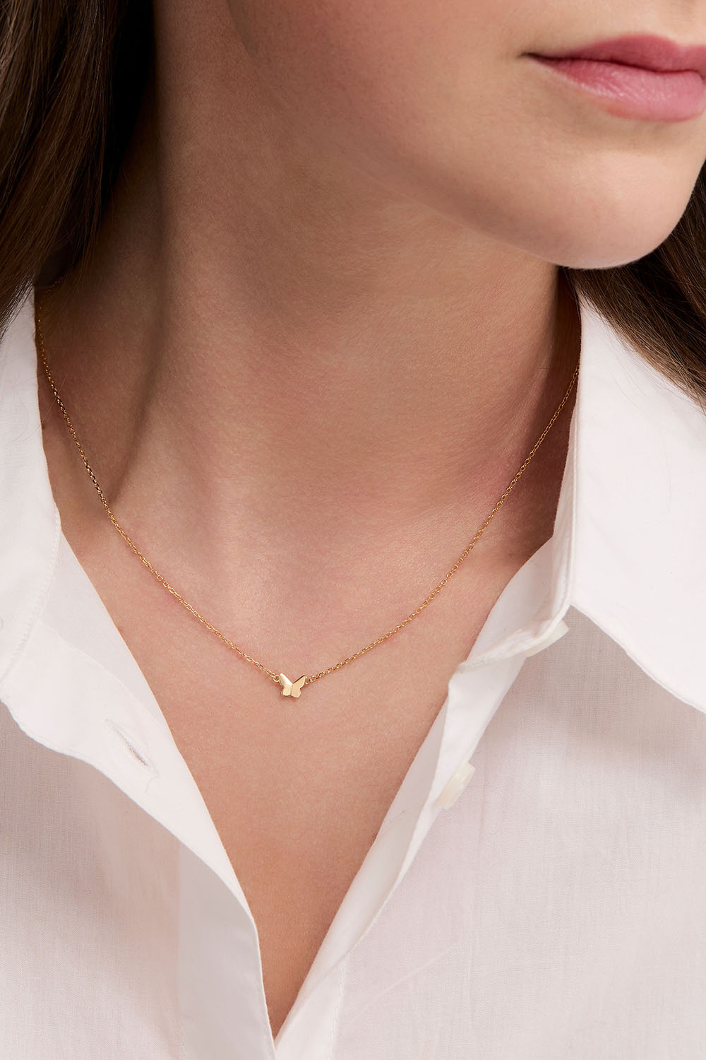 18k kullattu hopeakaulakoru, jossa pieni perhonen