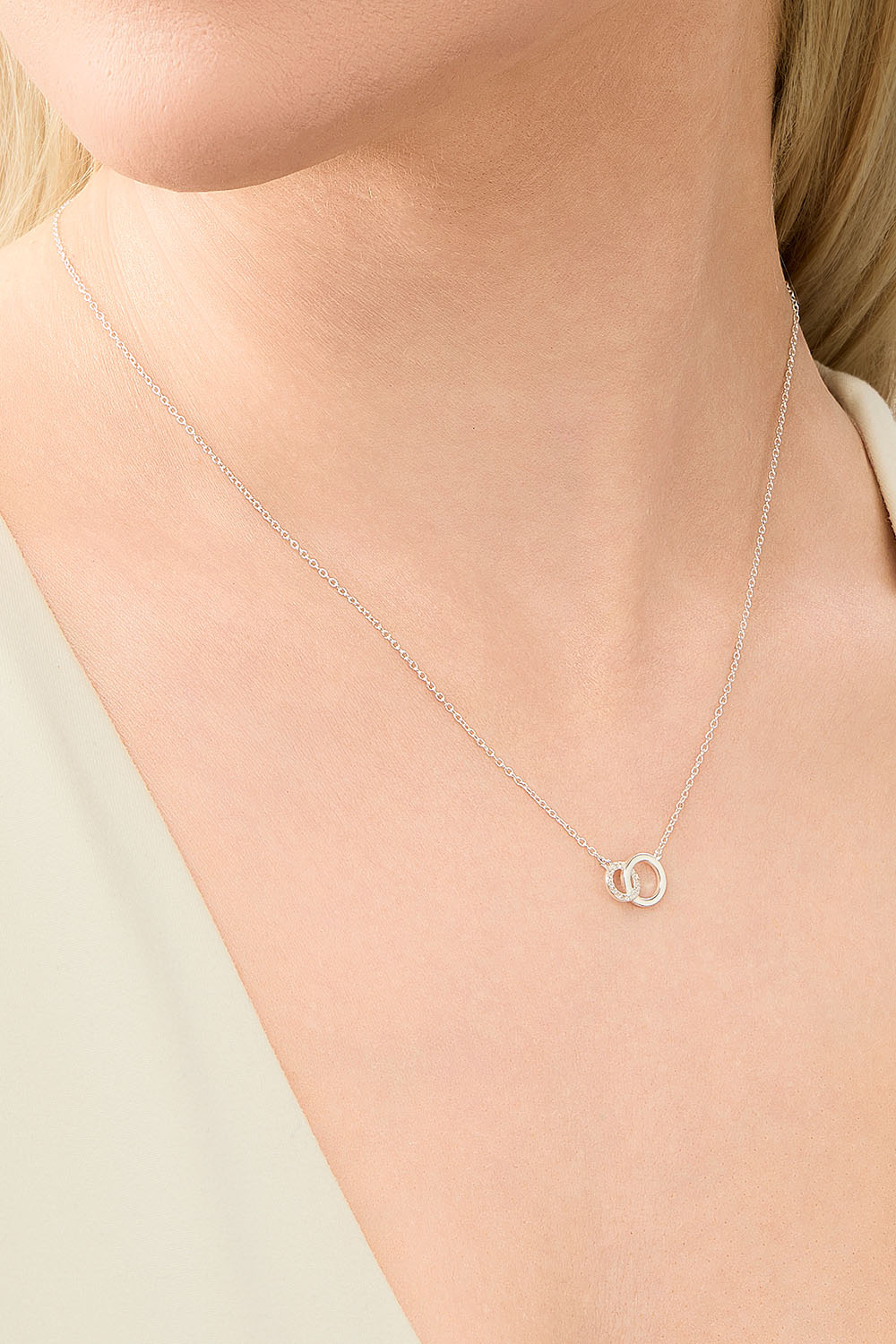 Aito hopeakaulakoru, jossa tuplarengas