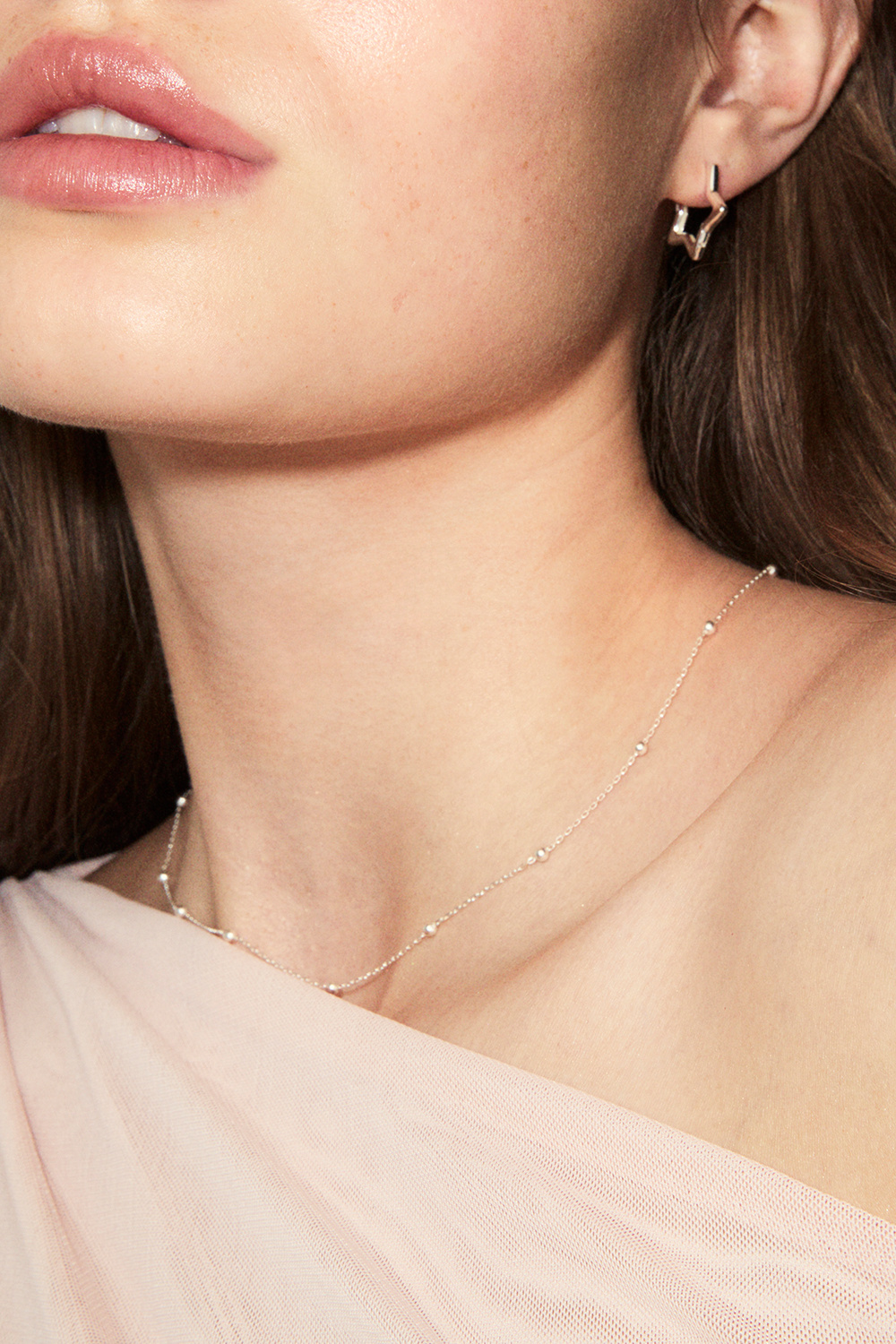 Ohut kaulakoru aidosta hopeasta palloilla