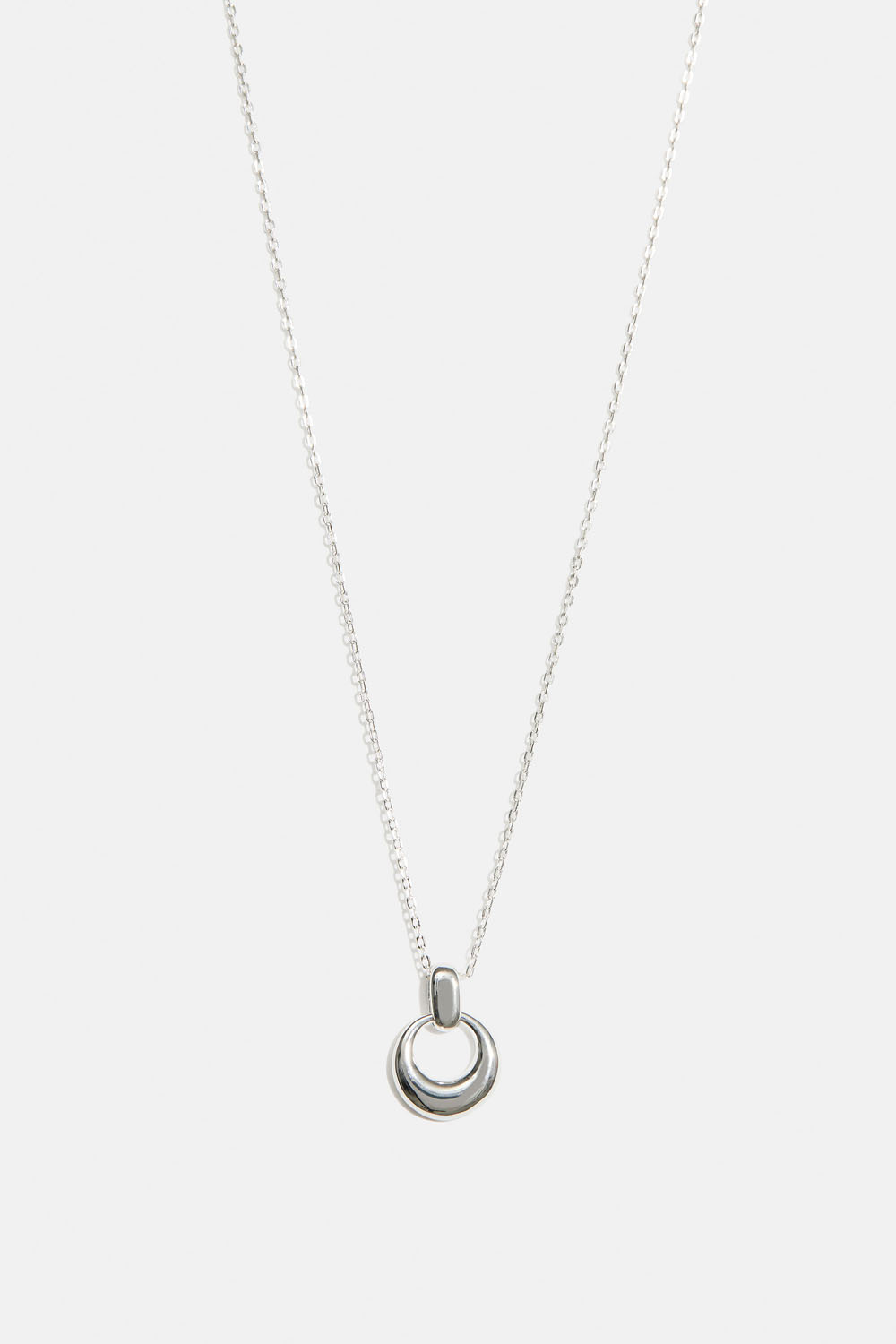 Aito hopeinen kaulakoru, jossa pyöreä riipus
