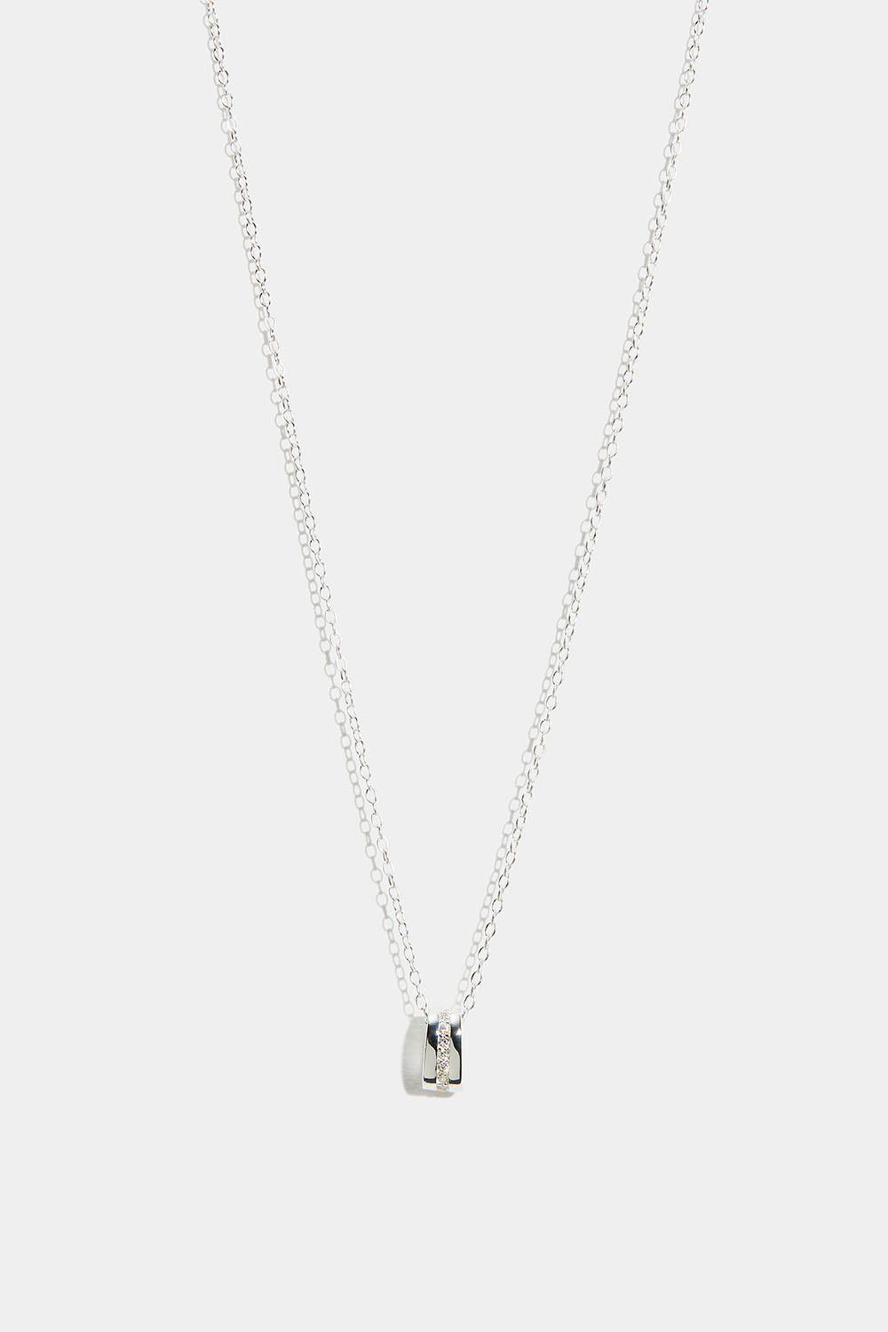 Aito hopeakaulakoru, jossa on soikea riipus ja Cubic Zirconia -kiviä