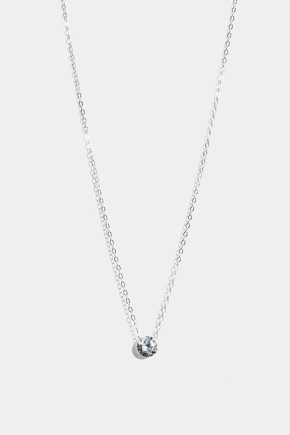 Aidosta hopeasta valmistettu kaulakoru, jossa on pyöreä Cubic Zirconia -kivi