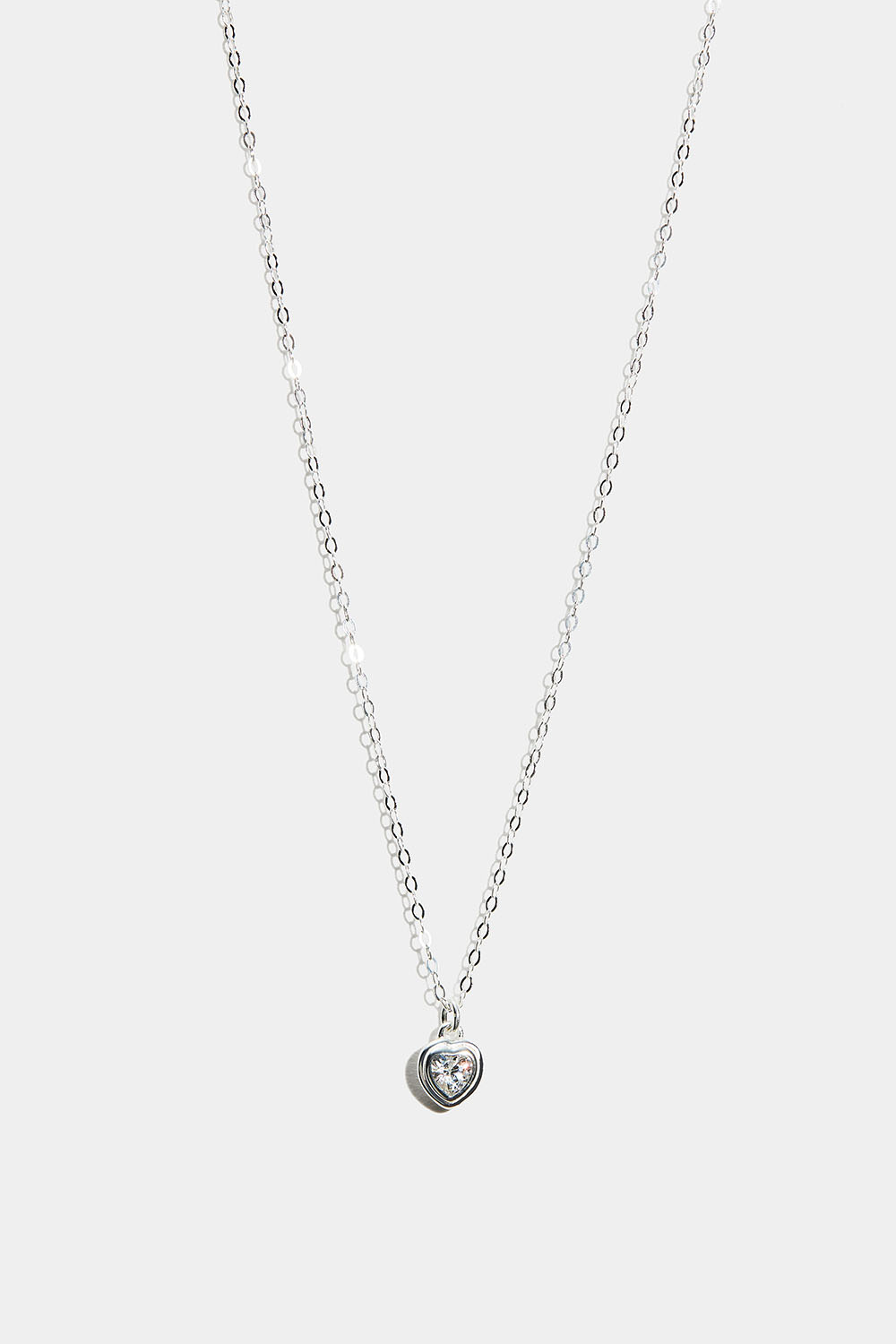 Aidosta hopeasta valmistettu kaulakoru, jossa sydämenmuotoinen Cubic Zirconia -kivi