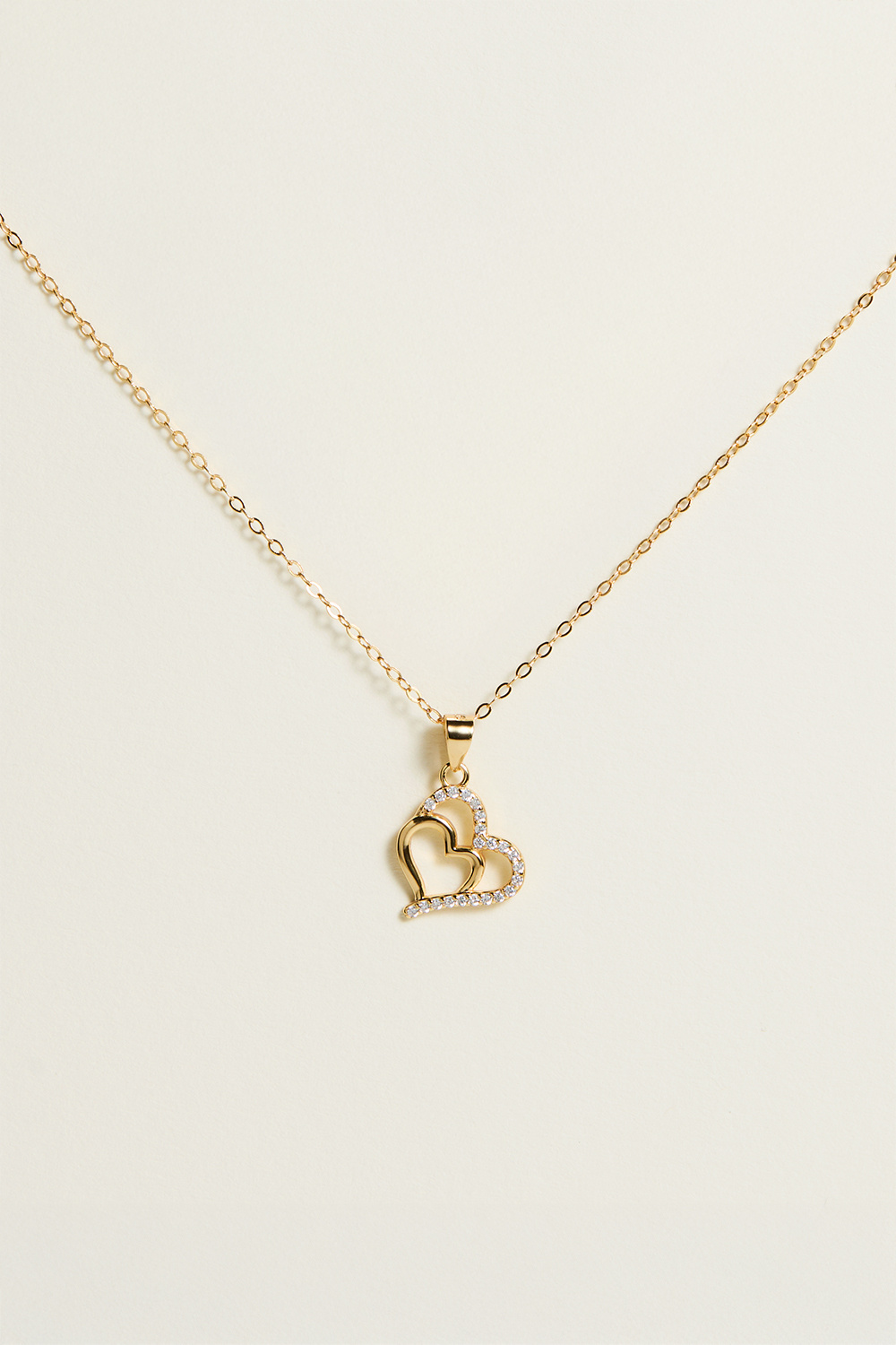 Aidosta 18k kullatusta hopeasta valmistettu kaulakoru, jossa yuplasydän ja Cubic Zirconia -kiviä