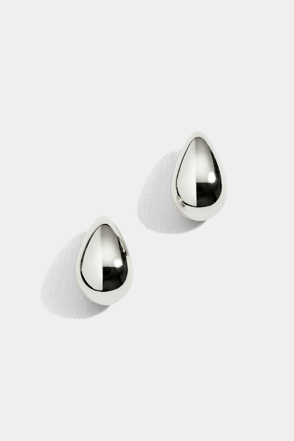 Suuremmat pisaran muotoiset korvakorut aidosta hopeasta