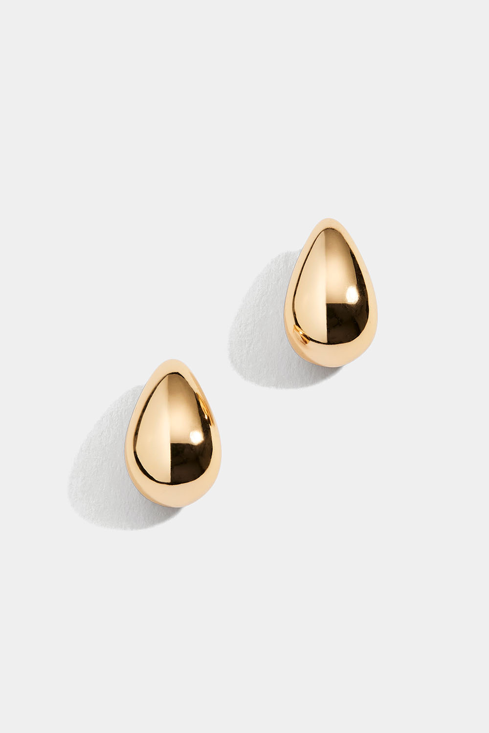 Suuremmat pisaran muotoiset korvakorut 18 k kullattua hopeaa