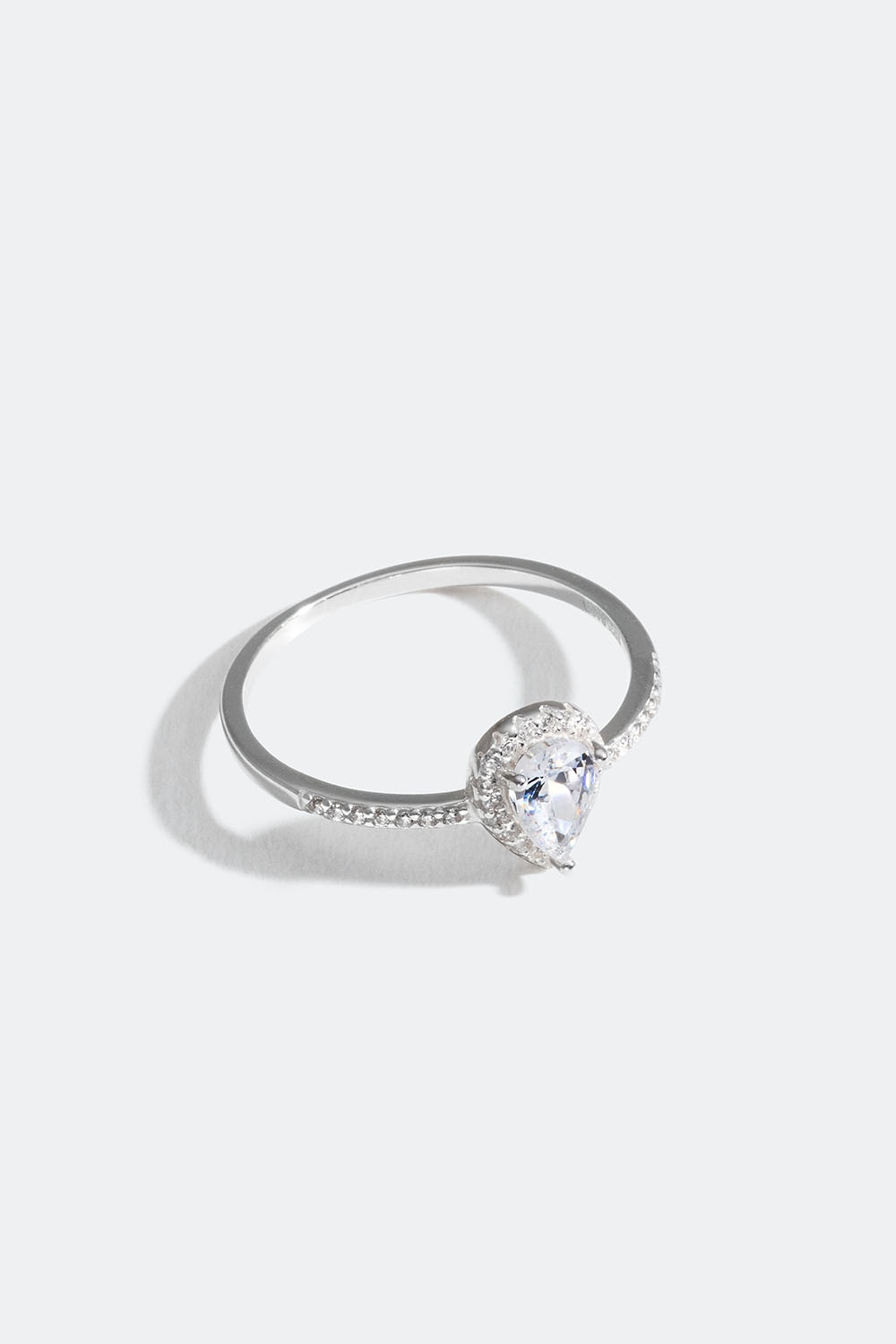 Sormus aitoa hopeaa pisaran muotoisella Cubic Zirconia -kivellä