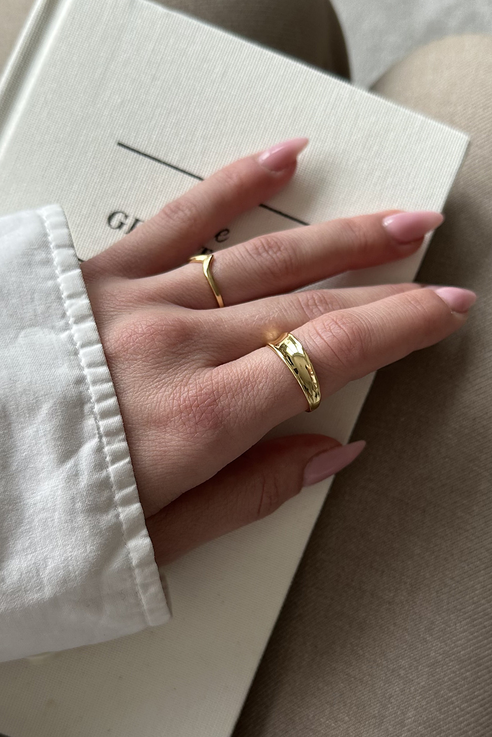 Sormus aitoa hopeaa, 18k kultaus ja kovera pinta.