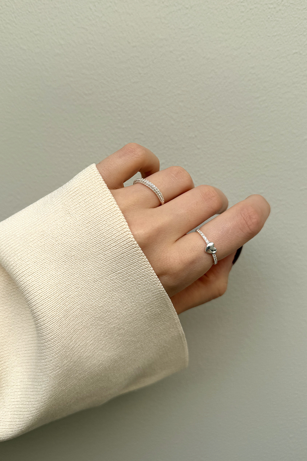 Aito hopeasormus, jossa pieni sydän ja Cubic zirconia -kiviä