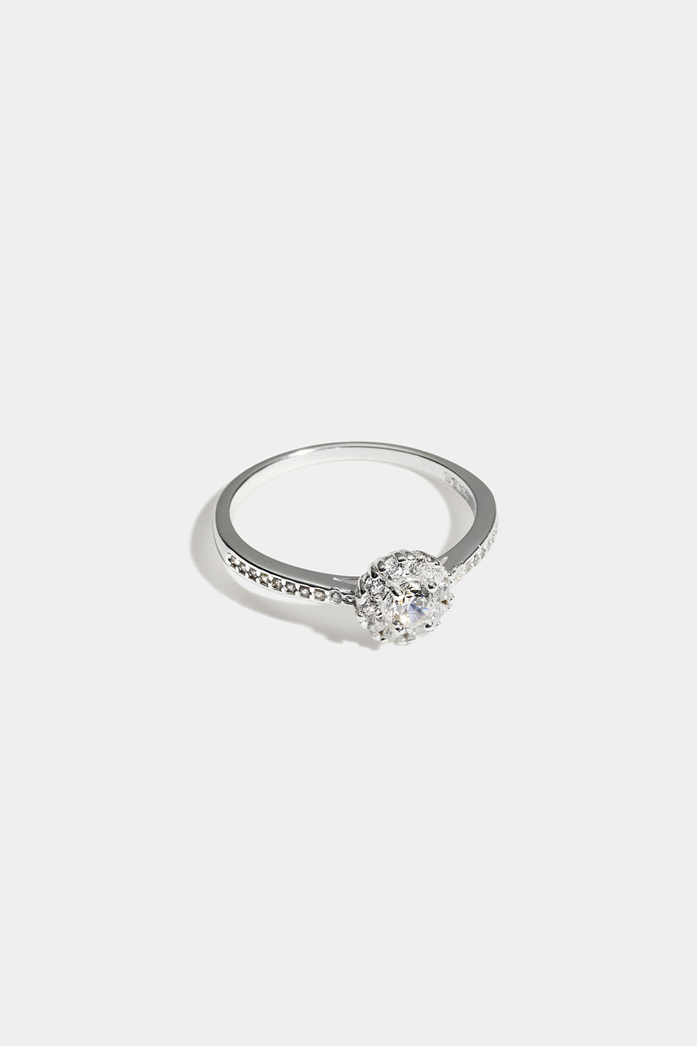 Aito hopeasormus, jossa pyöreä Cubic zirconia -yksityiskohta