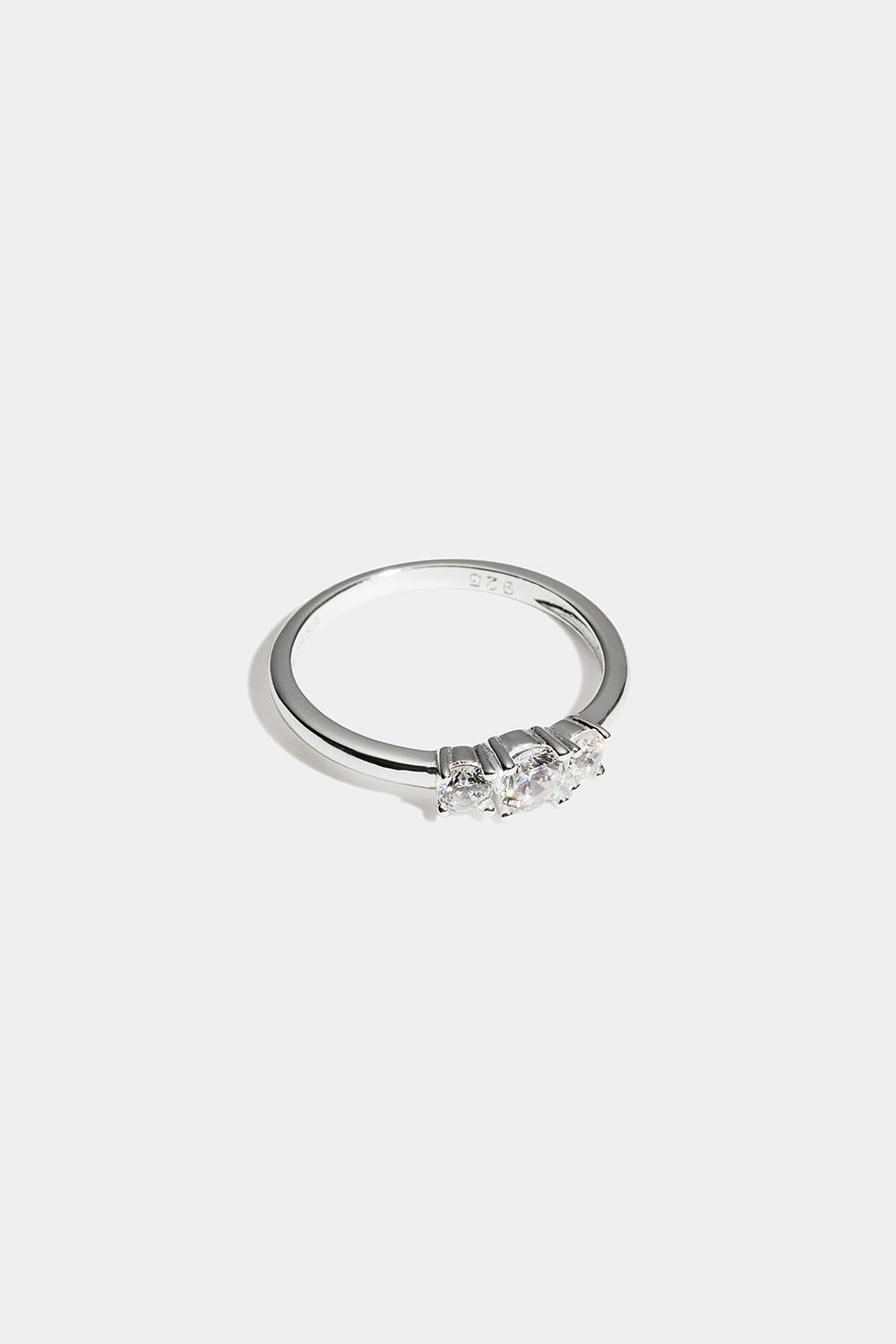Aidosta hopeasta valmistettu sormus, jossa kolme Cubic zirconia -kiveä