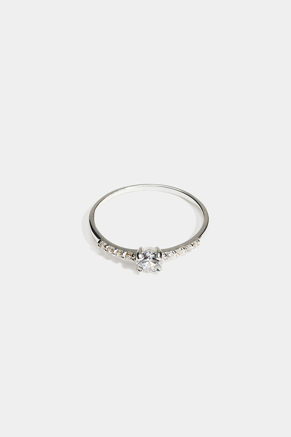Aidosta hopeasta valmistettu ohut sormus, jossa Cubic zirconia -kiviä